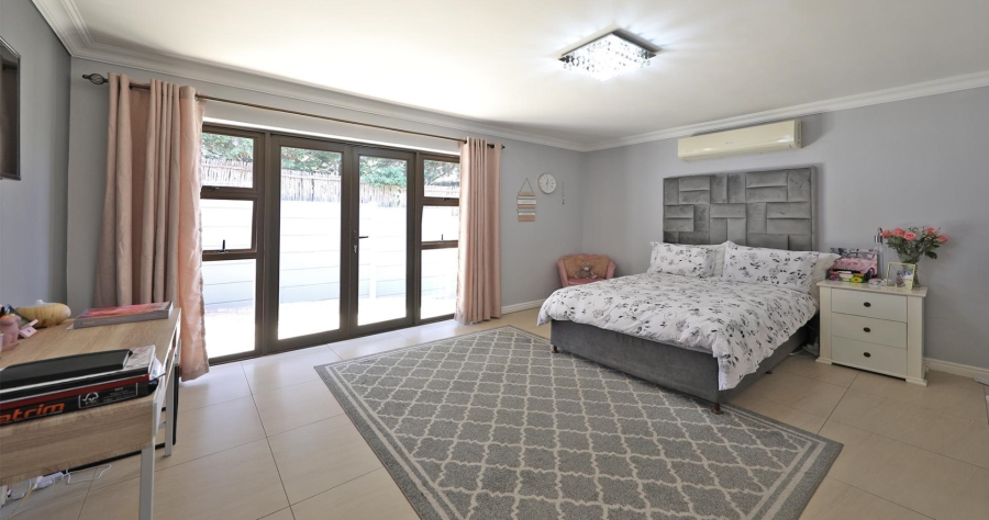 5 Bedroom Property for Sale in Plattekloof Western Cape